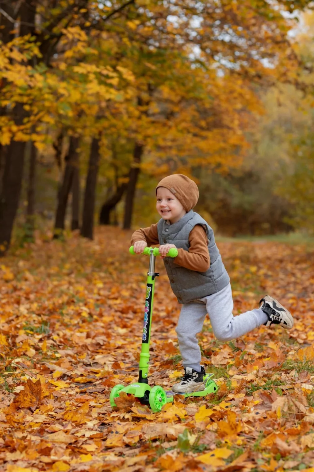 Enfant jouant en automne dans les feuilles - Approche permaculture de l'entreprise Mont Jardin &agrave; Th&ocirc;nes pour les g&eacute;n&eacute;rations futures